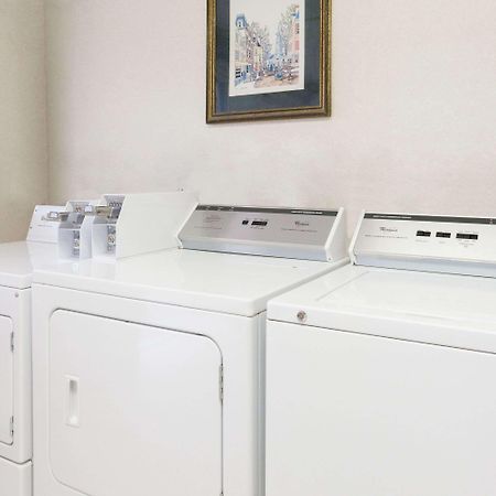 デイズ イン バイ ウィンダム マウミー トレド エクステリア 写真